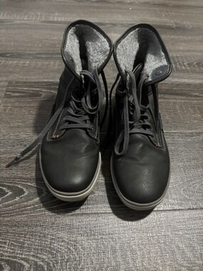 Men's Insulated Black Lace-Up Boots with Plush Gray Lining